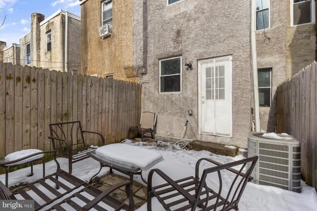 Building Photo - 2124 Sigel St