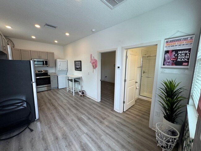 Building Photo - Cozy one bedroom apartment near downtown St. Petersburg