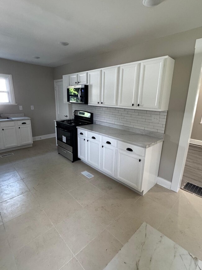 Building Photo - 445 W 25th St