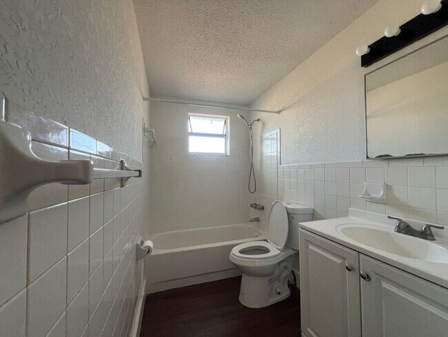 Building Photo - 9325 Goldenrod Rd