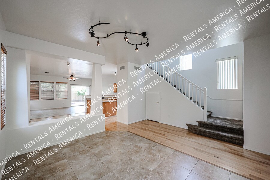 Building Photo - 1491 S Swallow Ln