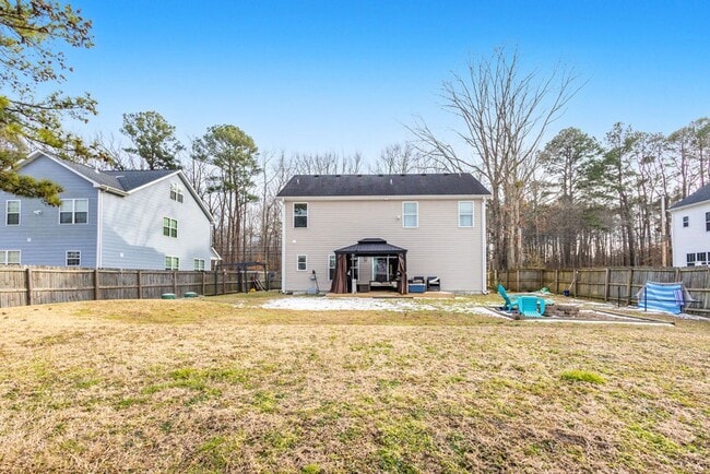 Building Photo - 4 Bed 2.5 Bath