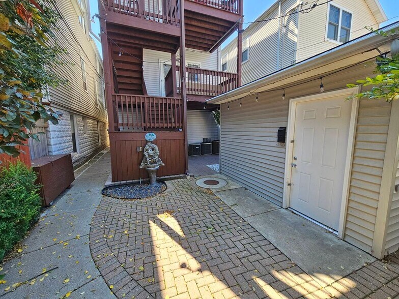 Building Photo - 1140 W Barry Ave