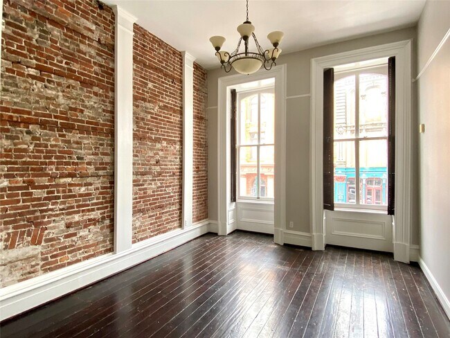 Building Photo - 2319 The Strand