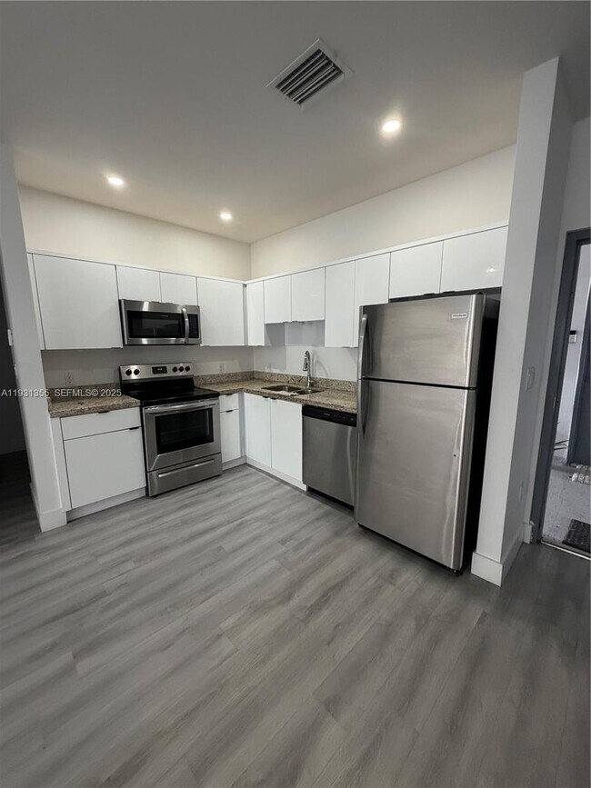 Building Photo - 853 E 24th St