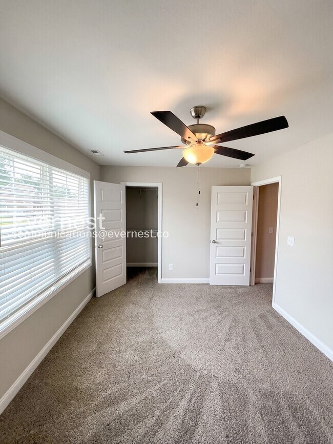 Building Photo - Limited Time Special Offer / 3 Bed/2.5 Bath Home with Garage / Pet-Friendly / Vouchers Accepted /...