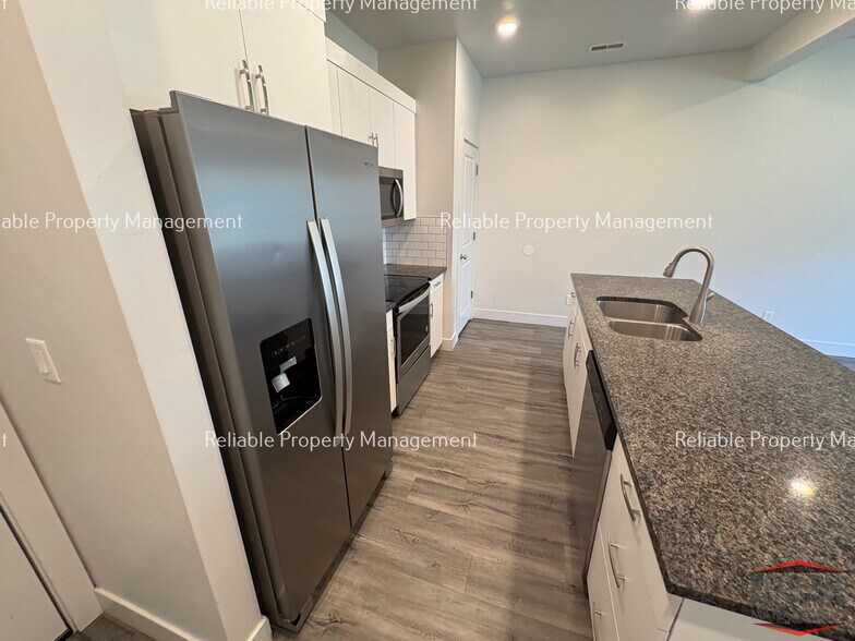 Building Photo - 156 S Emery Ln