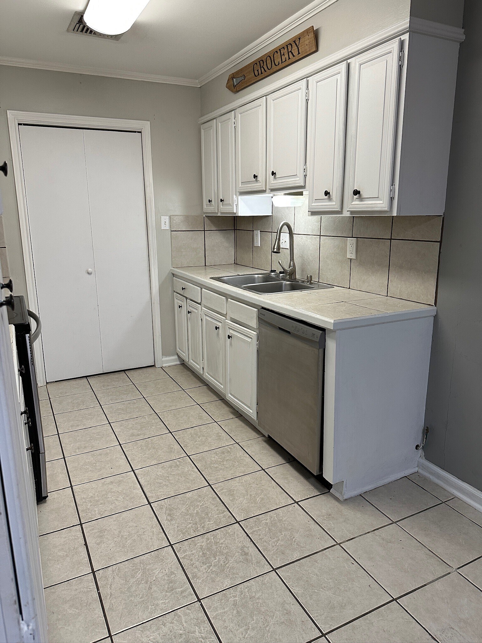 Kitchen - 412 Cane Dr