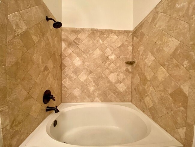 Building Photo - 3 Bedroom Townhouse Condo-North Austin!