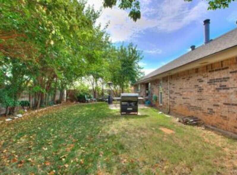 Building Photo - 11928 SW 7th St