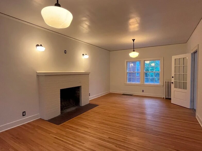 Building Photo - 1300 E 1st St