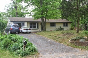 Building Photo - 309 Cedar Ln