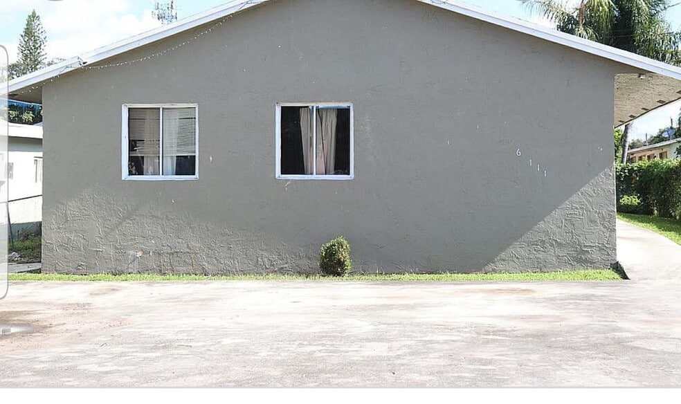 Building Photo - 6111 Pierce St