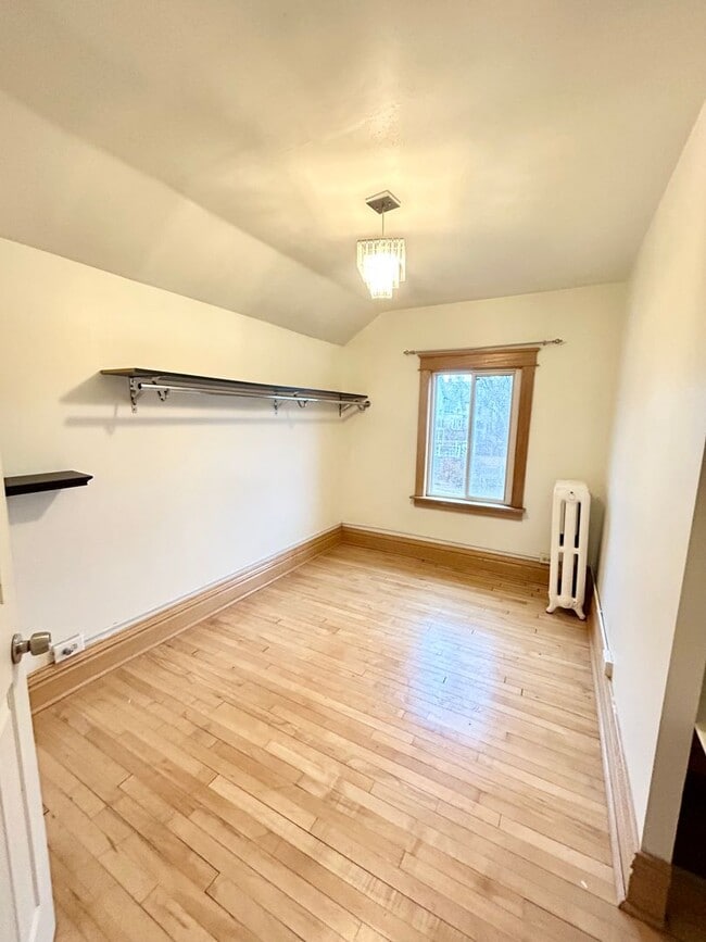 Building Photo - AVAILABLE December! - 3 Bed 1 Bath Home - With Fenced In Yard!