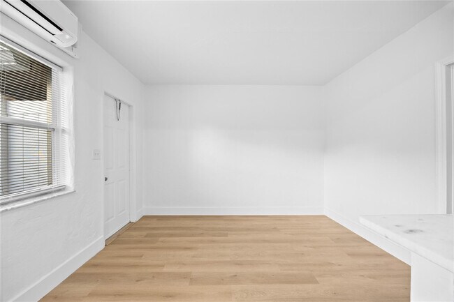 Building Photo - 412 SE 16th St