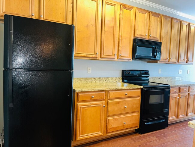 Building Photo - HOA community, swim/tennis, 2 bed, 2bath, ...