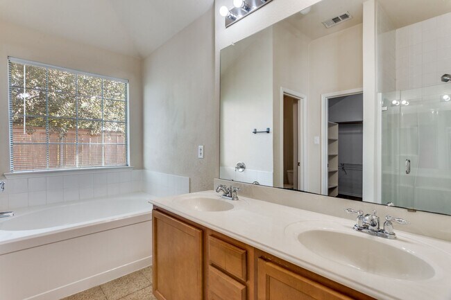 Building Photo - A Beautiful Blend of Comfort and Charm — 3 bd/2 Bath; Ready to lease in Vista West!