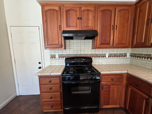 Building Photo - 3 bedroom with an extra office/den space in Modesto!