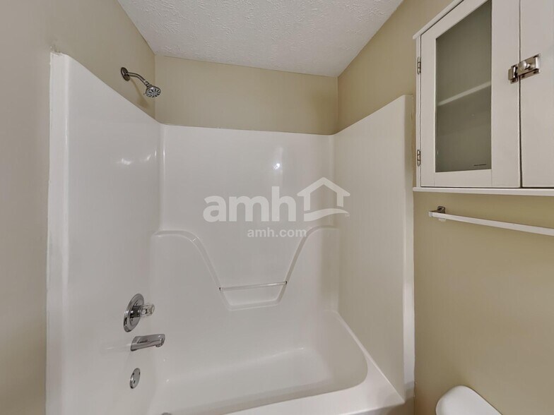 Building Photo - 3050 Weybridge Dr