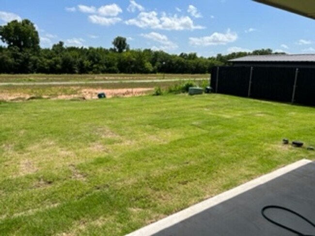 Building Photo - 12024 SW 10th-