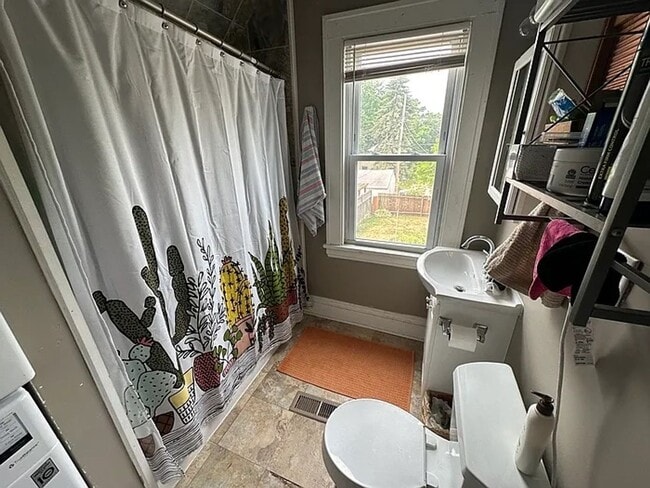 Building Photo - Charming 3 Bedroom with Sundeck!!!