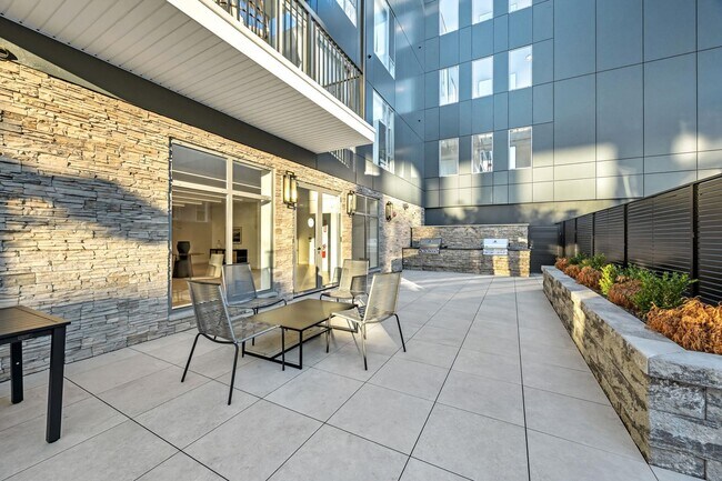 Building Photo - 425 3rd St
