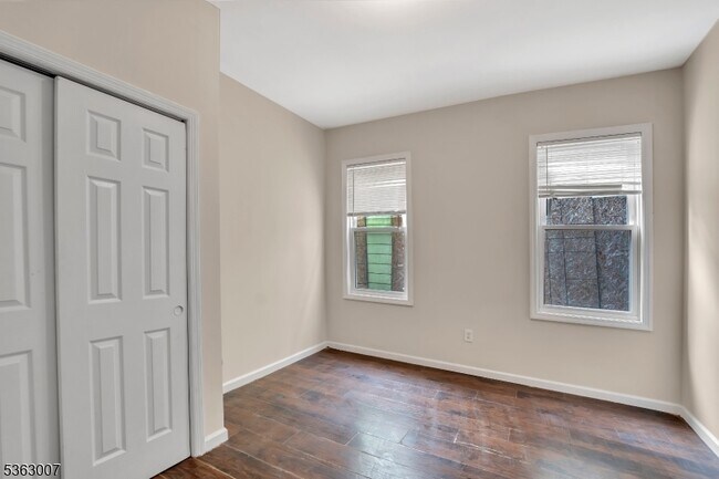 Building Photo - 142 Seymour Ave