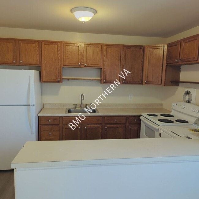 Building Photo - 9819 Town Ln