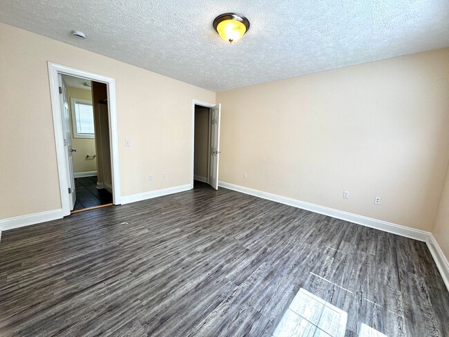 Building Photo - Oak Tree Townhome