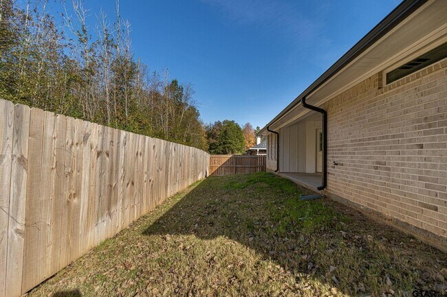 Building Photo - 19842 Meadow W Ln