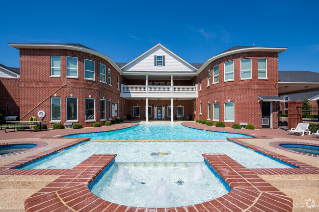 Pool - Colonial Crossing Apartments