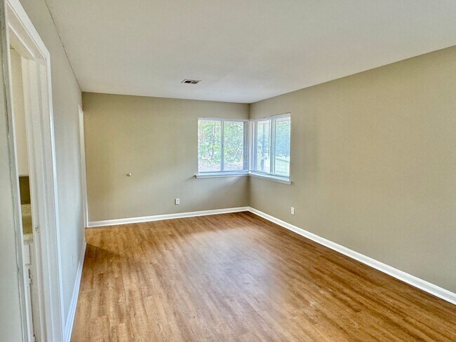 Building Photo - Hello Sunny 3 Bedroom / 1 Bathroom in Mont...