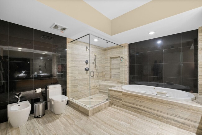 Building Photo - 101 S Fort Lauderdale Beach Blvd