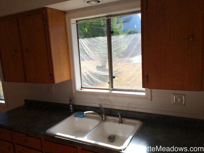 Building Photo - Magnificent 3 Bedrooms, 2 Bathrooms House ...