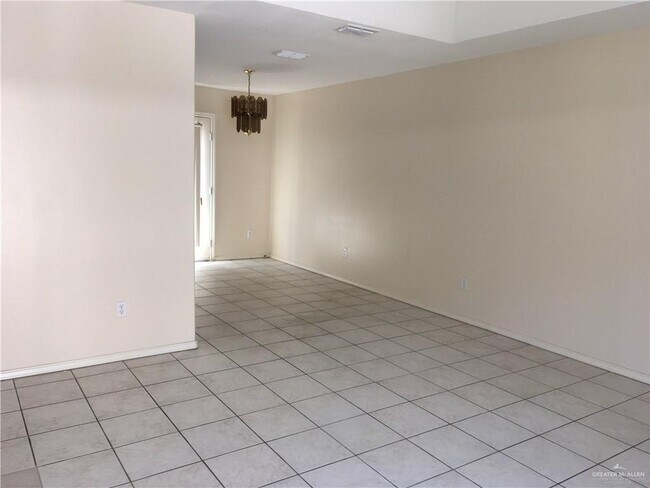 Building Photo - 9 Angus St