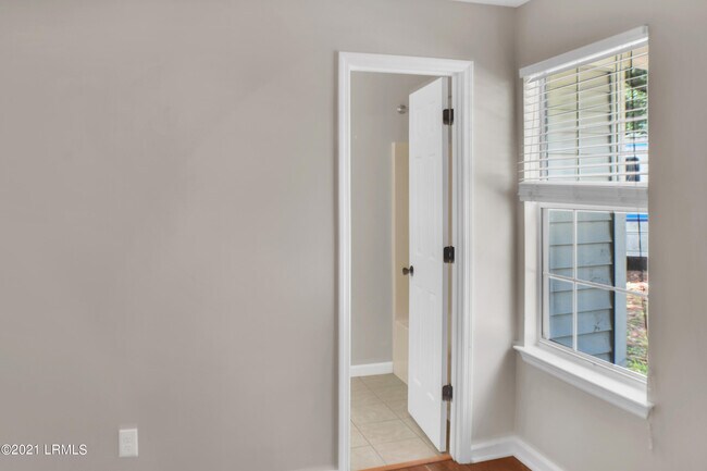 Building Photo - 25 Robin Way