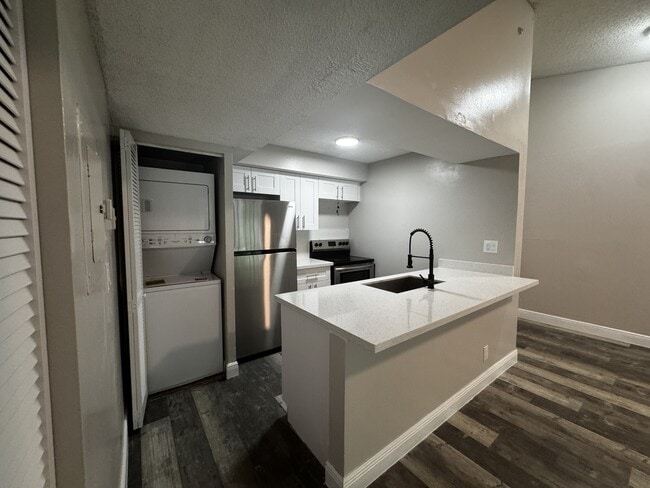 Building Photo - 5628 Rock Island Rd