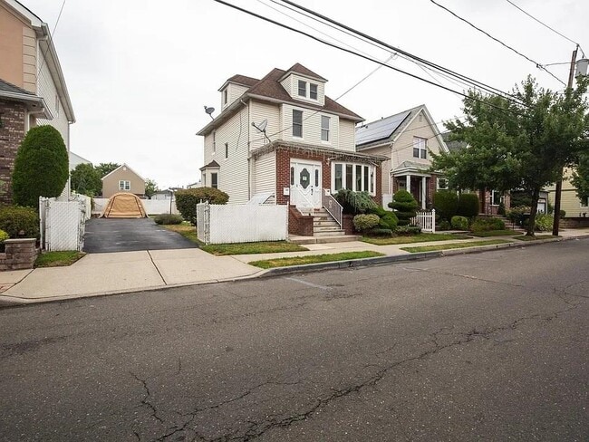 Building Photo - 733 Hudson Ave