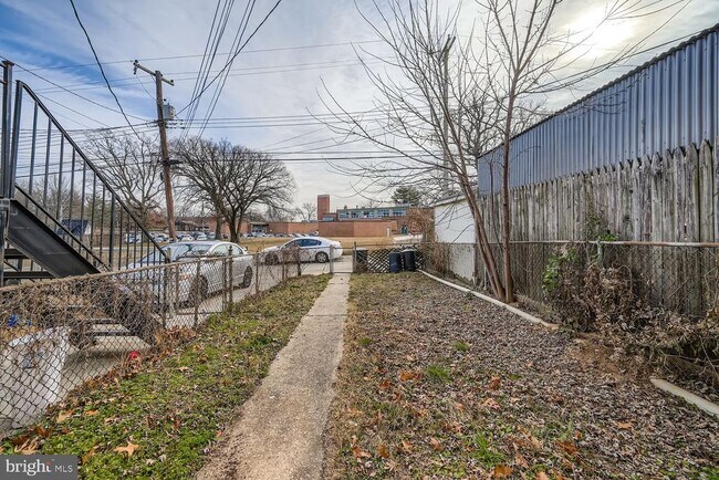 Building Photo - 571 Welbrook Rd