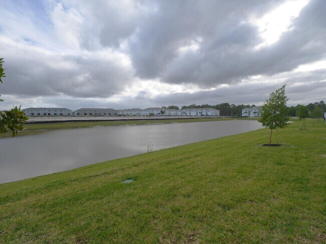 Building Photo - 206 SE Woodbark St