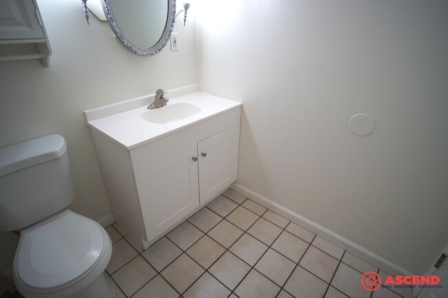 Building Photo - Cute Home Near Valley Plaza Mall!