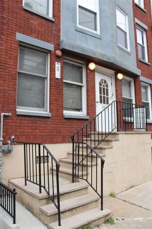 Building Photo - 308 Monroe St