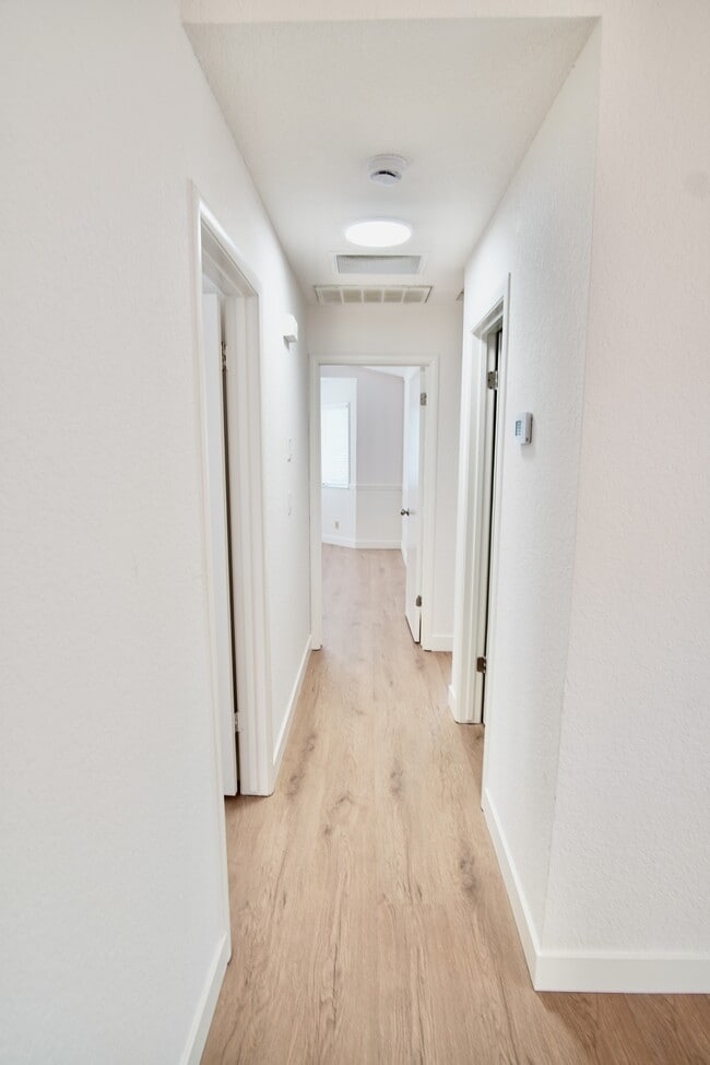 Building Photo - 4400 Sunrise Ct