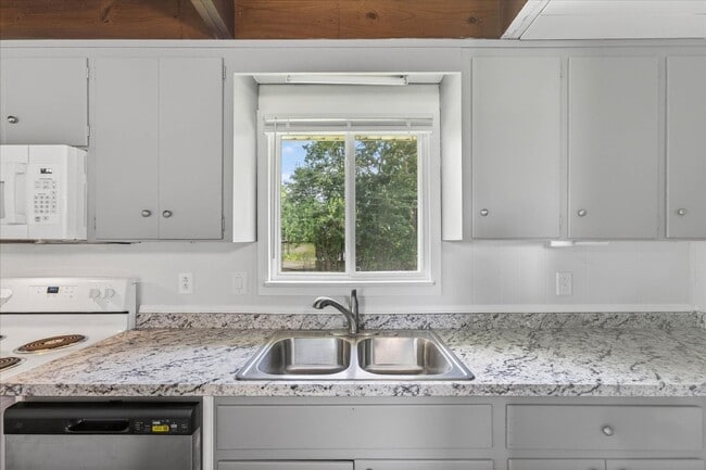 Building Photo - Pet Friendly Three Bedroom!