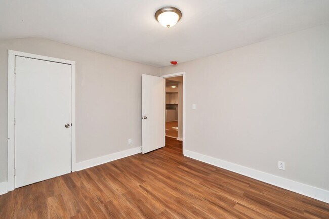 Building Photo - Bessemer Gem! Modern Renovation, Huge Living Room, Great Location