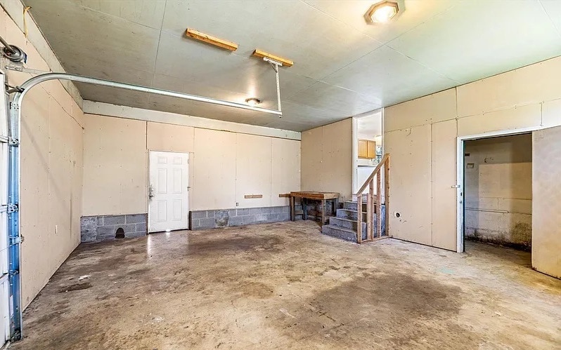 Building Photo - 1700 S Hills Dr