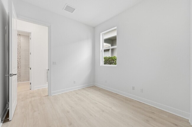 Building Photo - 140 SE Via Tirso