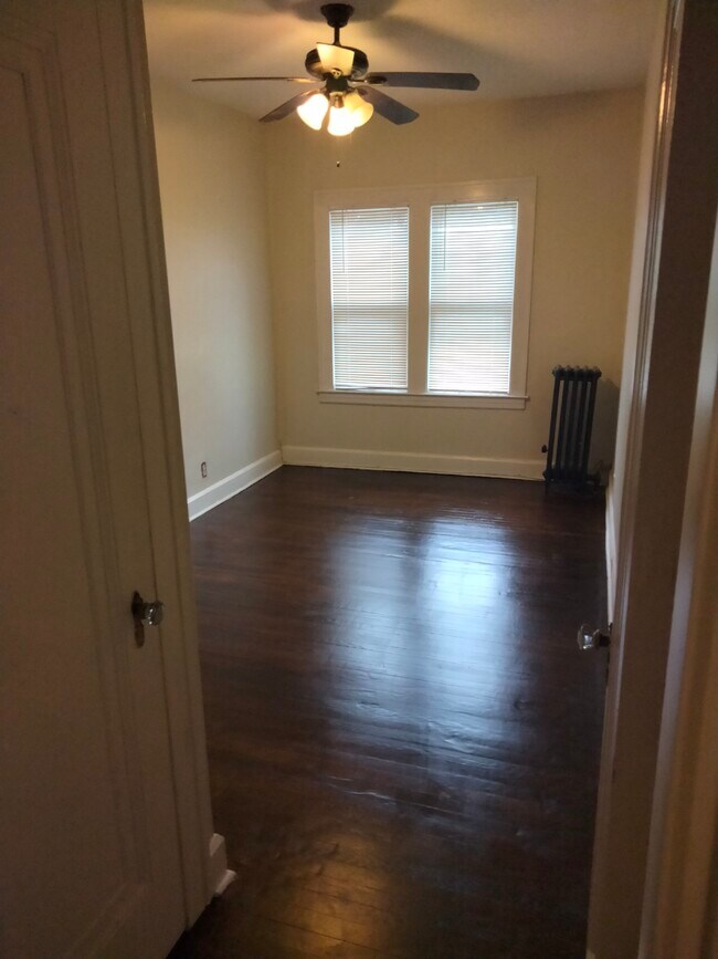 Building Photo - 1220 W 104th St