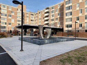 Building Photo - MOVE IN SPECIAL Spectacular Studio in Van ...