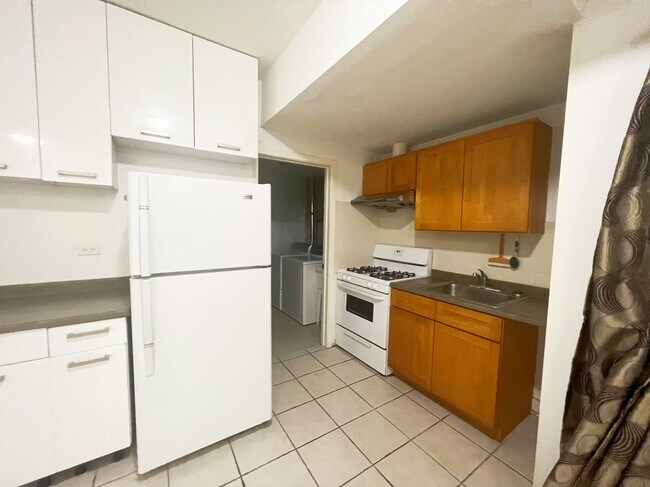 Building Photo - 705 W 31st St